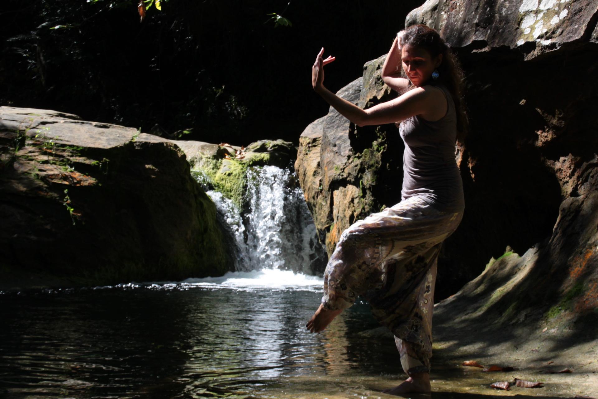 Laetitia Monnerie — danse, cascade, nature